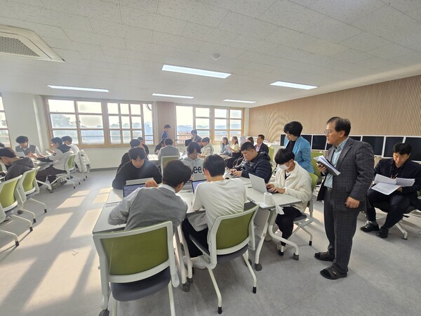 광주·하남 지역 수업 참관 교사들이 교실을 직접 방문해 수업 현장을 살피는 모습.
