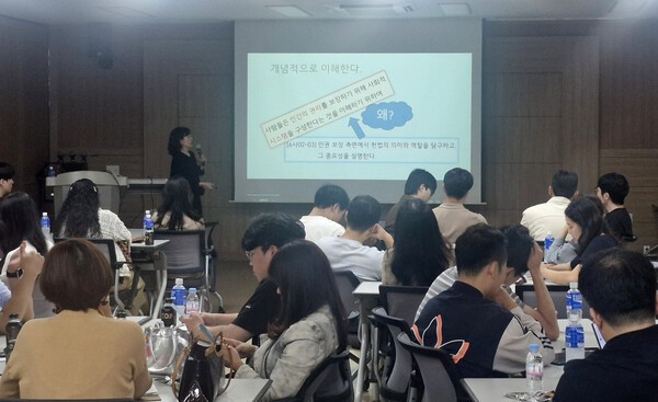 광주하남교육지원청의 ‘너른강 수업나눔 한마당’에 참석한 교사들의 활동 모습.