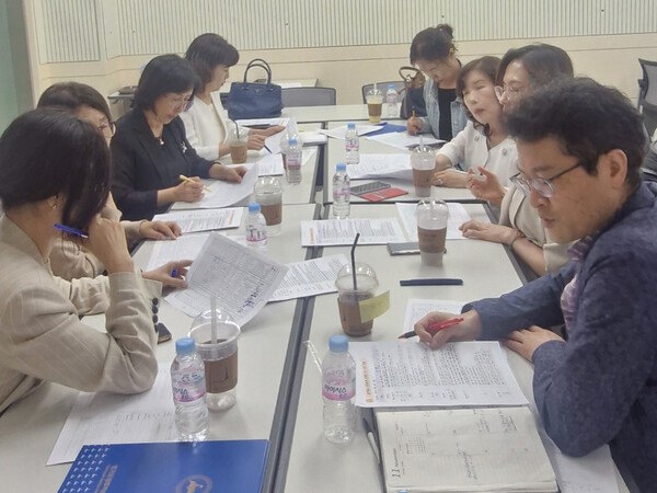 광주하남교육지원청의 ‘너른강 수업나눔 한마당’에 참석한 교사들의 활동 모습.