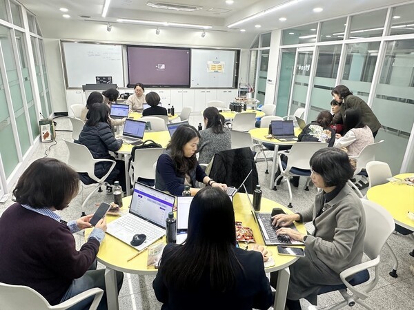 광주하남교육지원청의 ‘너른강 수업나눔 한마당’에 참석한 교사들의 활동 모습.