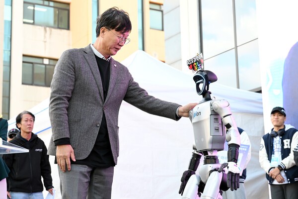 이민근 안산시장이 지난 11월 2일 안산사이언스밸리 과학축제에 참석해 로봇 시연을 체험하고 있다.
