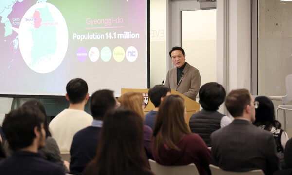 미국 매사추세츠주 케임브리지 하버드대학에서 대한민국 교육감 최초로 강단에 선 임태희 교육감이 강의를 하고 있다.