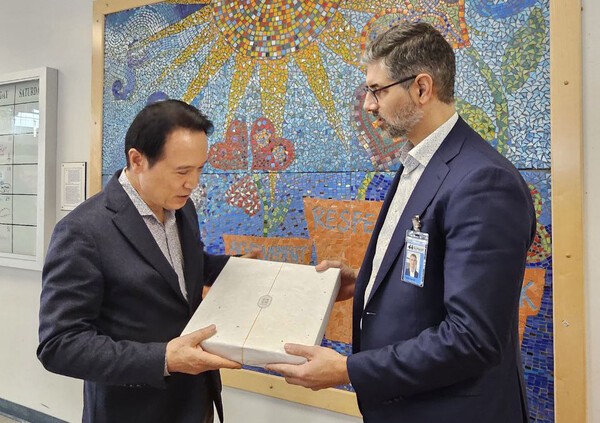 임태희 교육감이 캐나다 버나비시에 있는 바이른 크릭 커뮤니티 학교에 방문해 커뮤니티 프로그램을 살펴보고 있다.