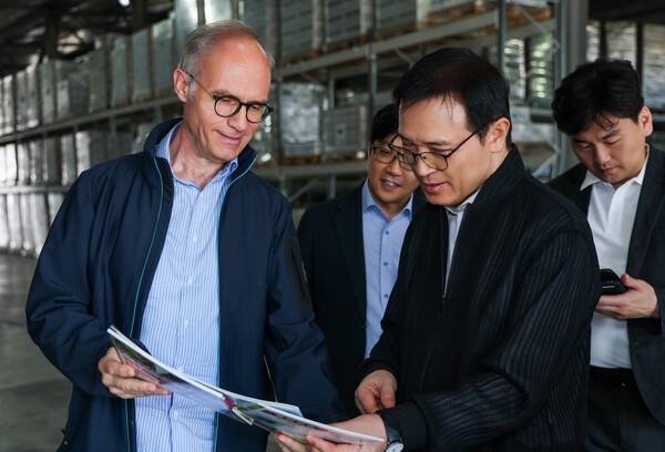 임태희 교육감이 카자흐스탄 아스타나시에 위치한 경기도 다문화 학생 인턴십 참여 기업을 방문해 설명을 듣고 있다.