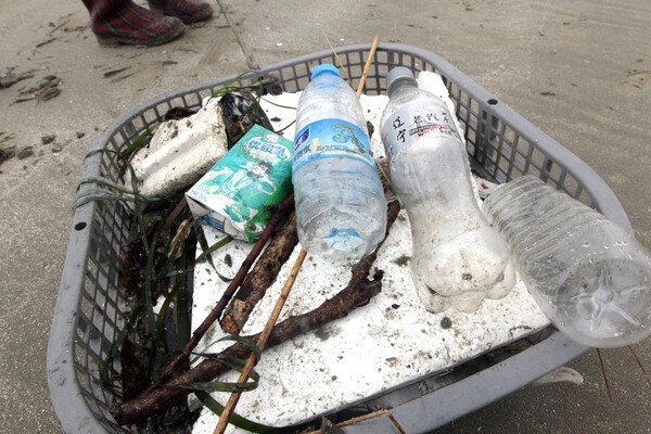 백령도 사곶해변으로 떠내려 온 중국 쓰레기./연합뉴스 자료사진