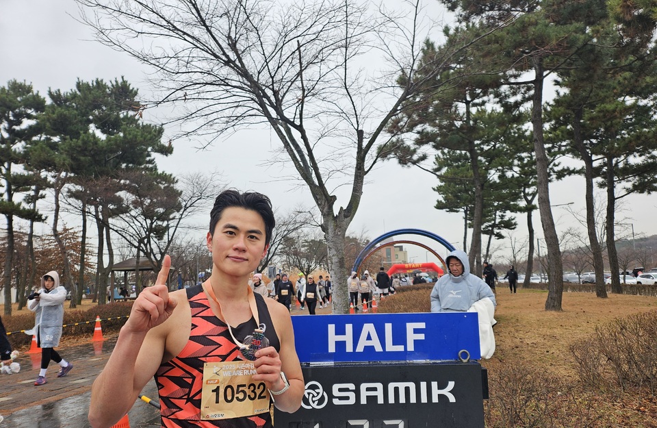[2025 시즌마감 마라톤대회] "즐기자고 뛰었는데 우승까지" 김동준, 남자 하프 정상