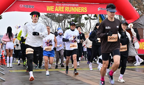 [2025 시즌마감 마라톤대회] "바다 보며 뛰니 더 좋았다" 이봉주, 인천서 다시 뛴 국민 마라토너