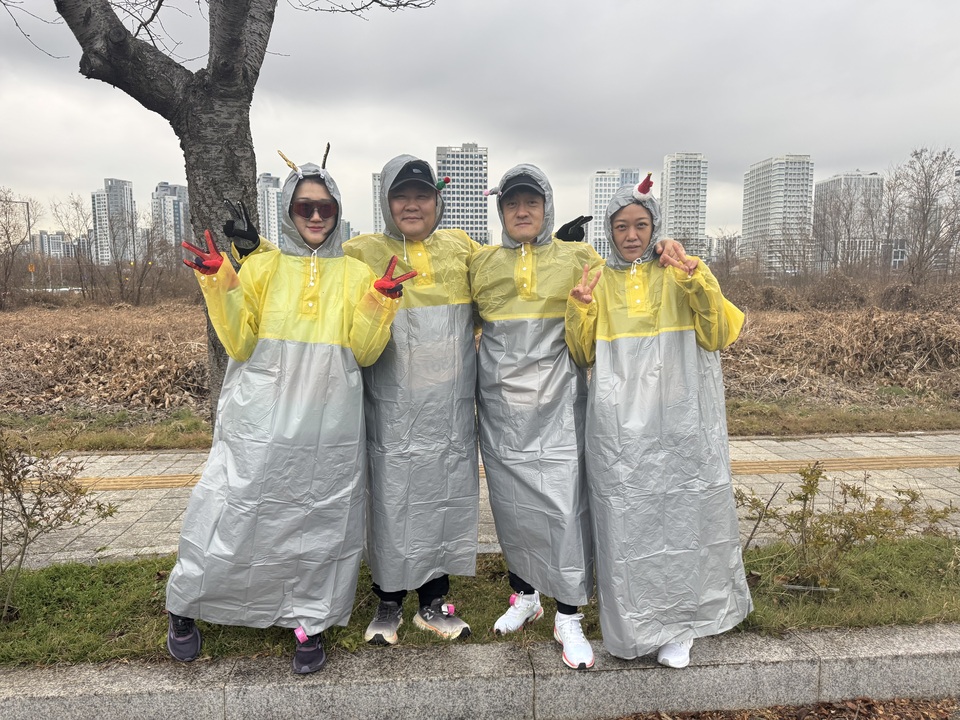 [대회 이모저모] 첫 마라톤도 가족과 함께… 우비 맞춰 입고 뛴 이종사촌 부부