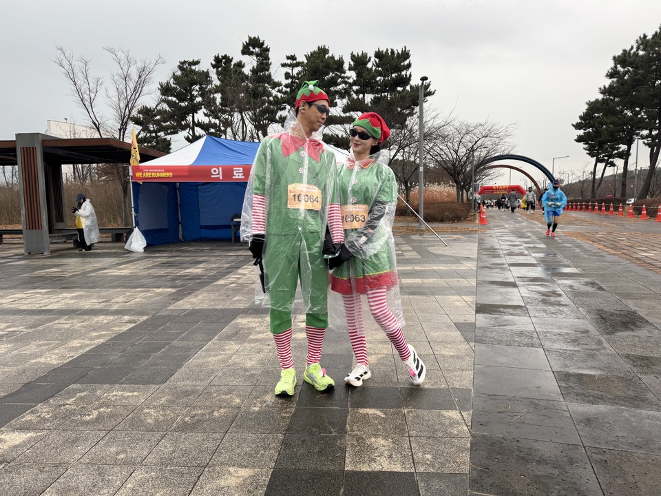 [대회 이모저모] 출발선에서 웃음부터… 크리스마스트리 부부의 하프마라톤