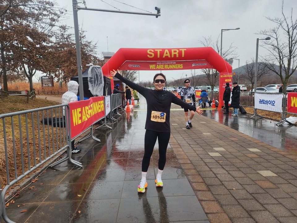 [2025시즌마감마라톤대회] "달리며 사람이 바뀌었다"… 홍지선, 하프코스 여자부 우승