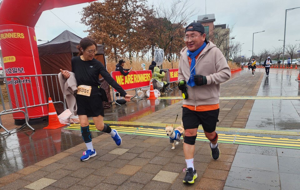 [2025 시즌마감 마라톤대회 이모저모] "이번이 세 번째"… 강아지 모찌, 마라톤 코스 완주 화제