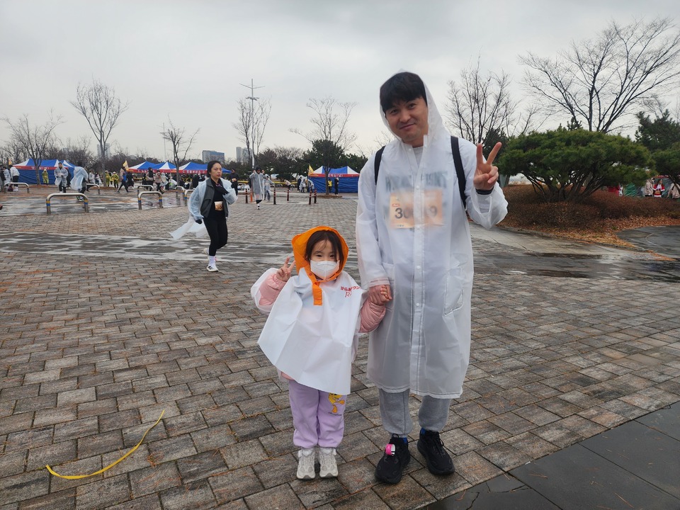 [2025 시즌마감 마라톤대회 이모저모] 6살 최연소 러너의 도전… 아빠 손 잡고 마라톤 완주