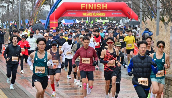 [2025 시즌마감 마라톤대회] 비·찬바람도 막지 못했다… 영종 바다 달린 5천 러너