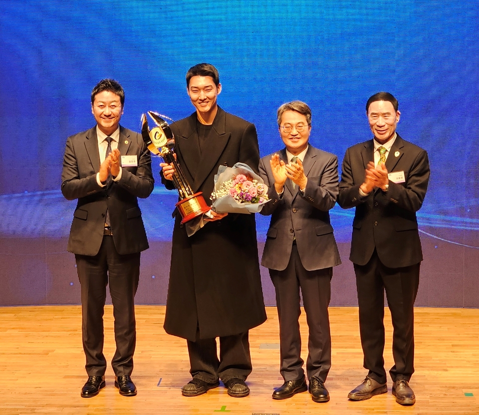 용인시청 <b>우상혁</b> <b>경기도체육</b>상 '대상' 수상
