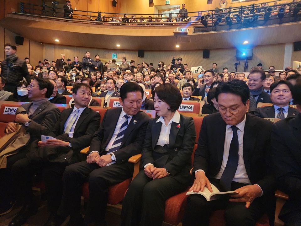 민주 경기지사 출마 경쟁 본격화 추미애 출판기념회 열어 '스타트'
