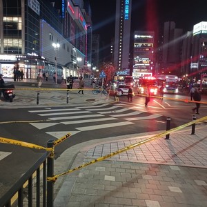 인천 <b>부평역</b> 앞 횡단보도 <b>싱크홀</b> 발생…소방, 원인 조사 나서