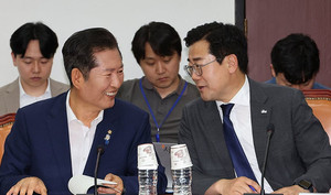 <b>박찬대</b> vs 정청래, 민주당 <b>당권</b> 놓고 본격 승부…표심 향한 동선 빨라졌...