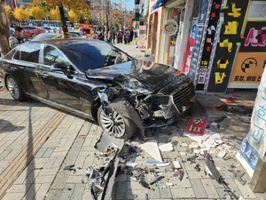 인천 동암역 인도에 70대가 몰던 승용차 돌진…모녀 중상