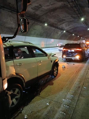 인천 북항터널서 4중 추돌사고, 2명 부상