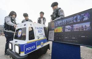 첨단 기술로 만든 순찰로봇 &apos;팔달봇&apos;