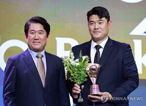 SSG랜더스 노경은, 불혹 넘긴 투혼…홀드왕 2연패